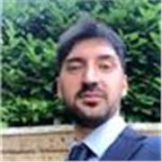 Laureto in Giurisprudenza disponibile per aiutare tutti gli studenti (scuole superiori o Università)