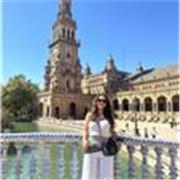 Soy una chica joven que se ofrece para impartir clases