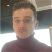 Un chico simpatco que le gusta enseñar y soy bilingüe de inglés y español 