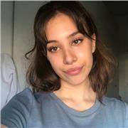 Studentessa di giurisprudenza con le doti necessarie per insegnare diritto