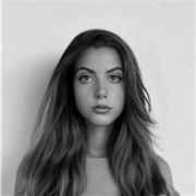 studentessa con certificazione c2 impartisce lezioni di inglese