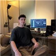 Productor y artista en activo, con formación musical y especialización en producción