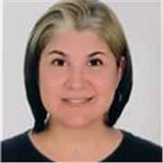Maestra de primaria con habilidades de enseñanzas estratégicas y dinámicas para niños y niñas 