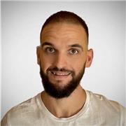 Entrenador personal con formación, conocimientos y experiencia en varios perfiles (mantenimiento, musculación, preparación física)
