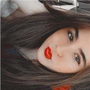 Profesora de inglés y español imparte clases a niños de todas las edades