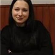 Nauczyciel matematyki prowadzi zajęcia dla dzieci w wieku 7-12 lat