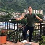 Licenciado en Música con experienca en contextos educativos, especializado en la enseñanza de piano, guitarra y teoría musical