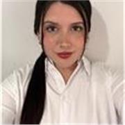 Profesora de español reparte clases para niños de todas las edades