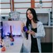 Sou graduada em Química pela Universidade Estadual de Londrina e posso oferecer aulas onlines em conteúdos de Química e Física!