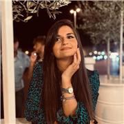 Laureata in economia e management, impartisce lezioni di economia