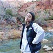 Jeune prof étudiante donne des cours de français en visio 