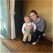 Soy una chica risueña, con ganas de aprender, y me gustan muchos los niños, tanto podría impartirles clases como cuidar de ellos 