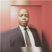 Comptable en entreprise donne des cours aux collégiens et étudiants