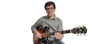 Chitarrista-docente impartisce lezioni di chitarra