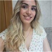 Hola! Mi nombre es Celia, y estoy en la recta final del Grado de Educación Primaria, a faltas del TFG. Estoy acabando la mención en Pedagogía Terapéutica a falta de 3 asignaturas.
Actualmente, trabajo como becaria para la Universidad. Pero, querría ir tr