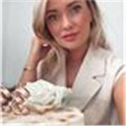 Nauczyciel szkolny, który łączy się z dziećmi on-line w celu pomocy w klasach 1-3