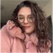 Professeur de cours de primaire et secondaire, titulaire d’un baccalauréat littéraire et diplômée d’un master 2 en droit 