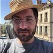 Professeur de dessin, illustration, design graphique et culture typographique.