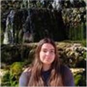 Soy una joven con facilidad para tratar con niños y niñas pequeñas y un nivel de inglés intermedio