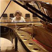 Adapto las clases al alumno, soy motivada y me gusta enseñar y intentar explicar las cosas. Busco alumnos motivados que quieran aprender música. Soy bastante artista y toco el piano, el oboe y canto en el conservatorio municipal de música de Barcelona