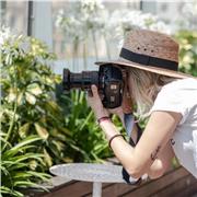 Me defino como una apasionada de la fotografía y el retoque.
Mi objetivo es compartir esta pasión y ayudarte a desarrollar tus habilidades fotográficas y de retoque, sin importar si eres un principiante entusiasta o un fotógrafo experimentado en busca de