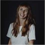 Bailarina profesional titulada, experta en Pilates Suelo. A domicilio y online