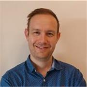 Profesor titulado en Historia y Patrimonio, con Máster en Formación del Profesorado y otros estudios complementarios. 