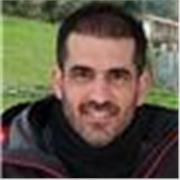Mi nombre es Rafa y me defino como una persona con muchas inquietudes.
En el ámbito personal me considero una persona humilde, generosa, asertiva, empática, leal y cariñosa.
Y en el ámbito profesional, me considero una persona trabajadora, comunicativa, a