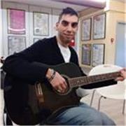 Giovane studente del CPM MUSIC INSTITUTE di Milano impartisce lezioni di Musica di Base per bambini e ragazzi fino ai 18-19 Anni