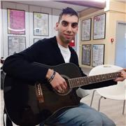 Giovane studente del CPM MUSIC INSTITUTE di Milano impartisce lezioni di Musica di Base per bambini e ragazzi fino ai 18-19 Anni