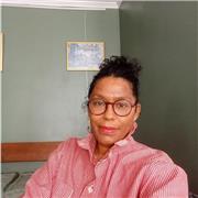 Professeure primaire répond aux besoins spécifiques des apprentissages