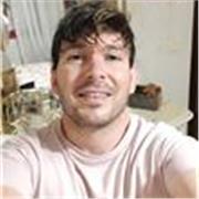 Giovane laureato impartisce lezioni di storia dell arte a studenti di liceo