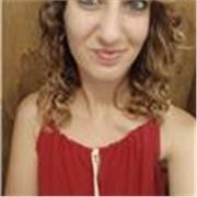 Studentessa universitaria impartisce lezioni di italiano a studenti di scuola primaria e secondaria di primo grado