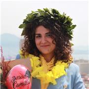 Docente di Francese impartisce lezione di lingua francese per alunni di scuola media e scuola superiore