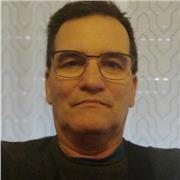 Profesor de Ingles que imparte clsses a jivenes y adultos