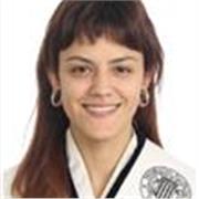 Profesora de artes, titulada en Bellas Artes especializada en dibujo.