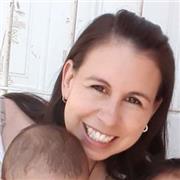 Profesora de educación especial brinda clases de apoyo a niños de primer ciclo