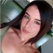 Maestra de Educación Primaria, con mención en Audición y Lenguaje, cursando además Pedagogía Terapéutica.  Además, C1 inglés.