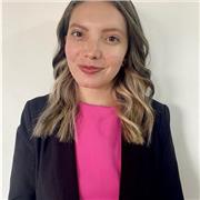 Profesora de español realiza clases a niños de 3 a 6 años