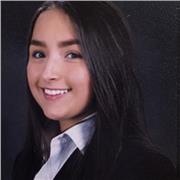 Profesora de inglés que imparte clase a niños de todas las edades