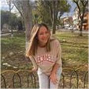 Profesora de Ingles imparte clases a niños
