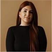 Profesora de arte, pintura, diseño, informática, especializada en ordenadores 