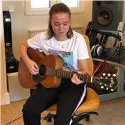 Soy profesora de teoría musical, guitarra y ukelele