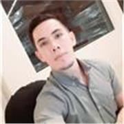 Joven estudiante apto para dar clases a niños