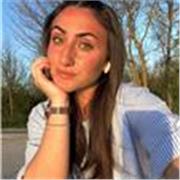 Appassionata e paziente. Amo insegnare e vorrei cercare di trasmettere questo anche ai miei studenti 