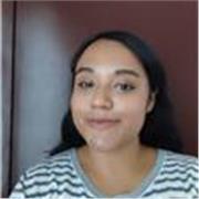 Profesora de inglés enfocada en el desarrollo de las cuatro habilidades