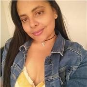 Profesora de historia y ciencias sociales imparte clases a niños de todas las edades