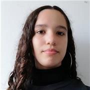 Estudiante imparte clases a niños de primaria