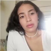 Profesora de español imparte clases a niños de todas las edades