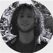 Jeune professeur au parcours atypique, propose des cours de français créatifs adaptatés à ton rythme.